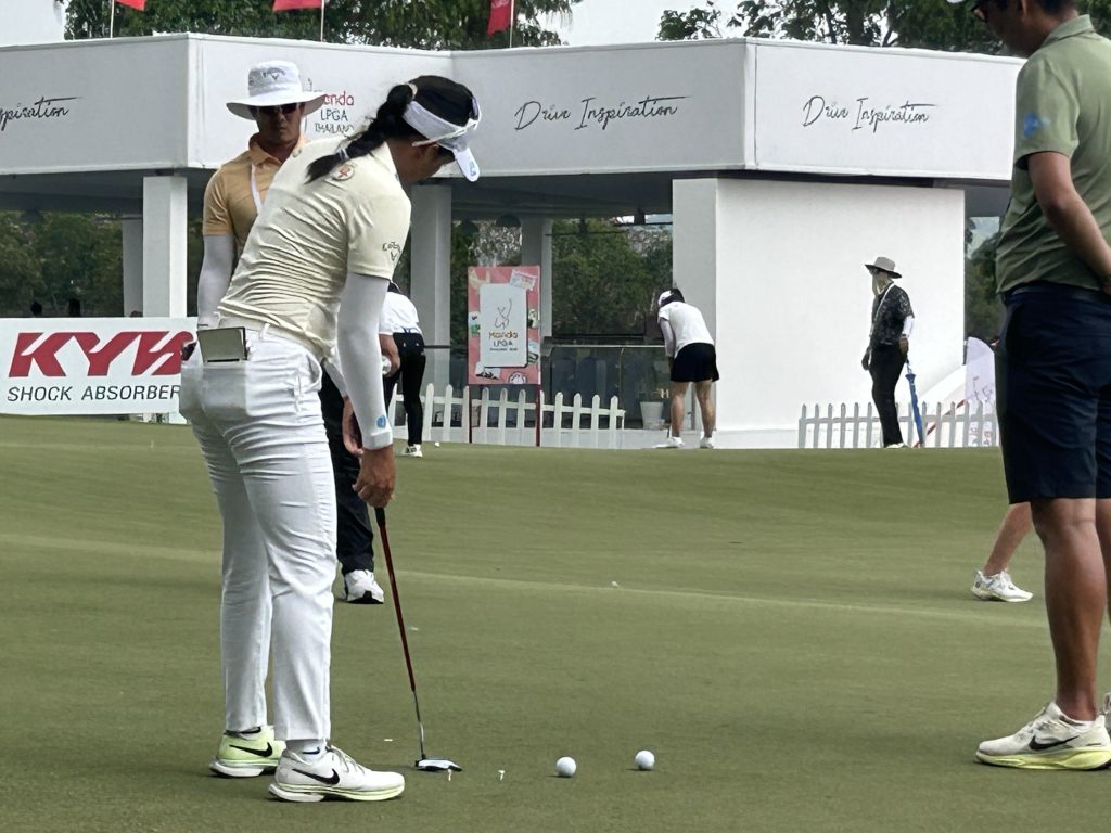 Jeeno Thitikul practicing putting at Honda LPGA Thailand 2026
